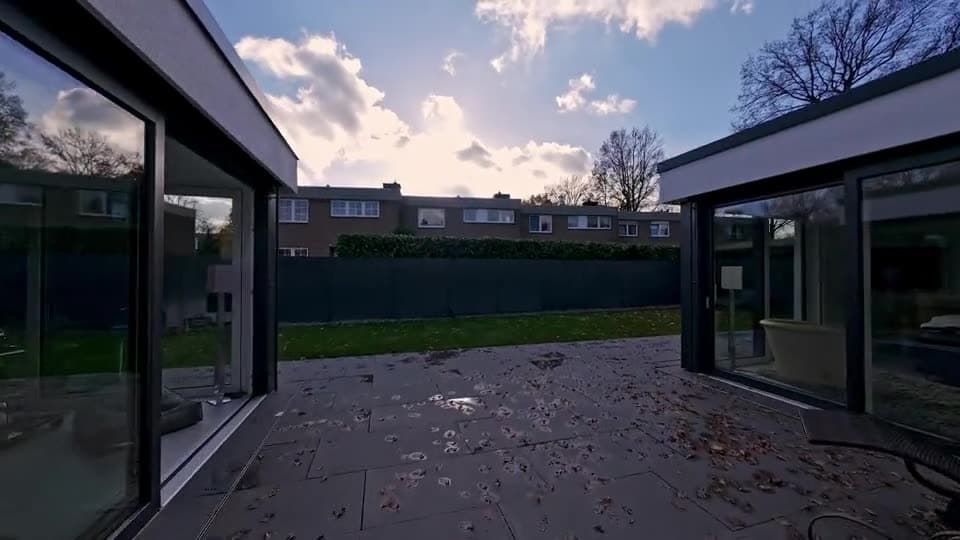 Terrasse eines Wohnhauses mit Blick auf die angrenzende Nachbarbebauung