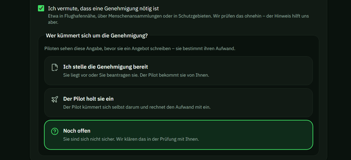 Das Genehmigungsfeld im Auftragsformular von PilotFinder: Häkchen für die vermutete Genehmigungspflicht und drei Auswahlkacheln für die Zuständigkeit