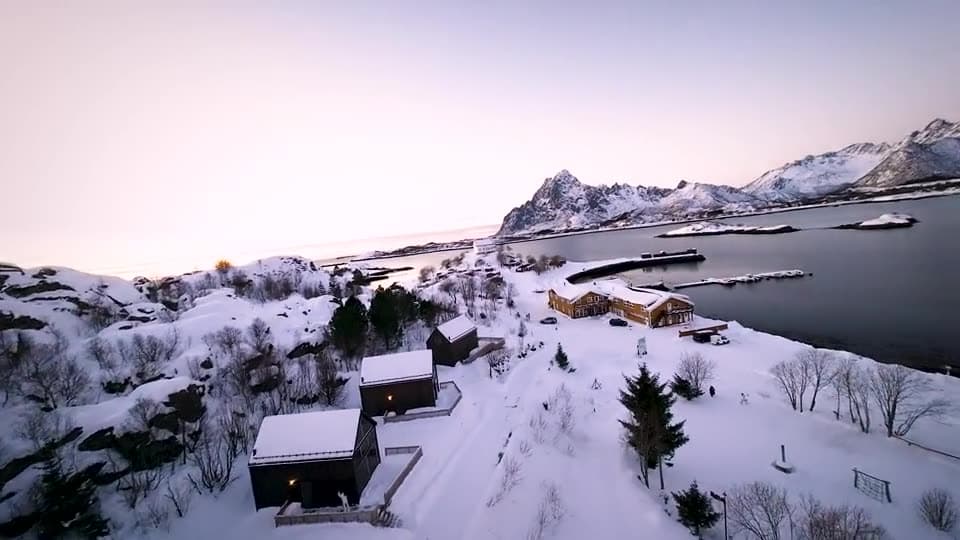 Winterliche Küstenlandschaft mit einzelnen Häusern aus der Vogelperspektive